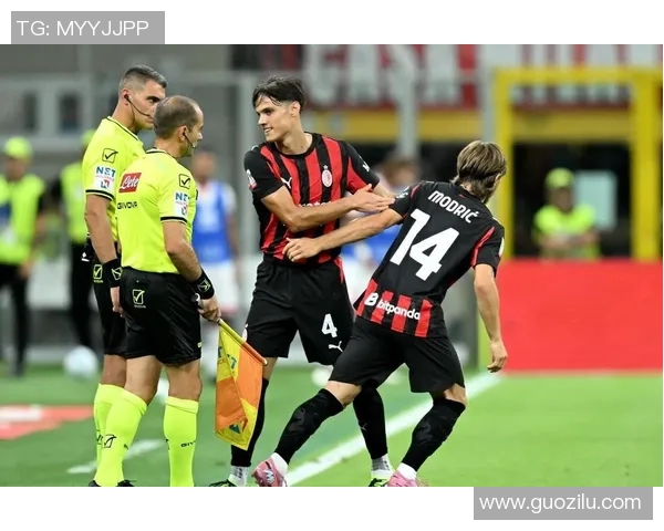 意甲联赛冠军争夺激烈,AC米兰或将问鼎三冠王称号 意甲联赛冠军争夺激烈,AC米兰或将问鼎三冠王称号